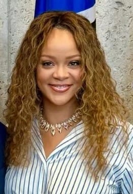 Rihanna shkëlqen në New York me xhaketë rozë dhe familjen pranë