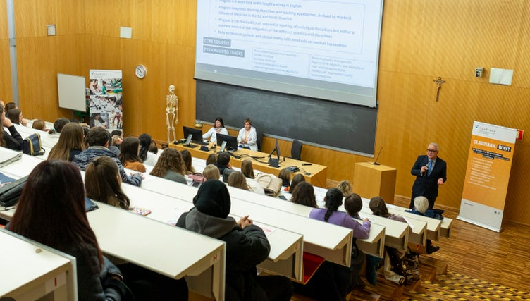 Studenti përgjigjet me humor në leksionin e mjekësisë