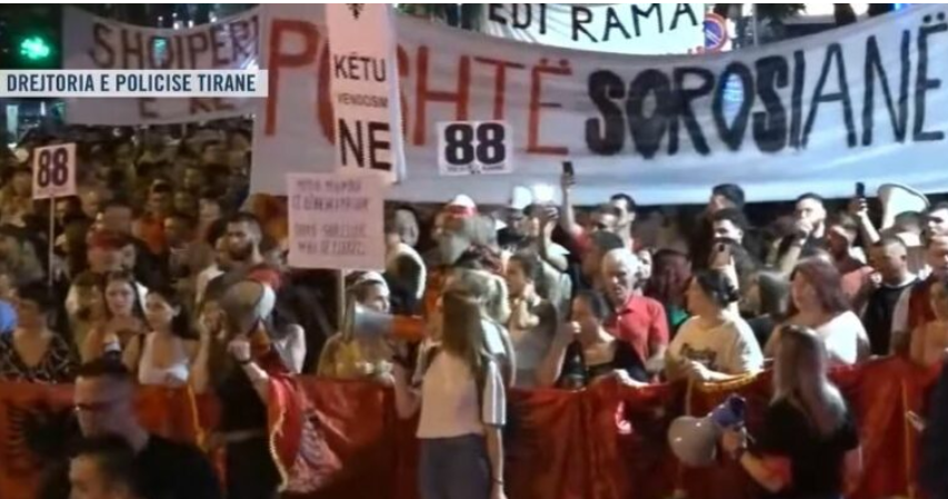 Protestuesit kërkojnë arrestimin e Ramës para policisë së Tiranës