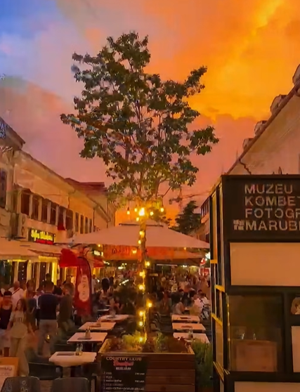 Shkodra në mbrëmje, pedonalja e mbushur me qytetarë e turistë