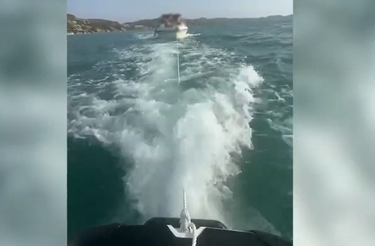 Policia shpëton tetë persona pasi skafi pëson defekt në det
