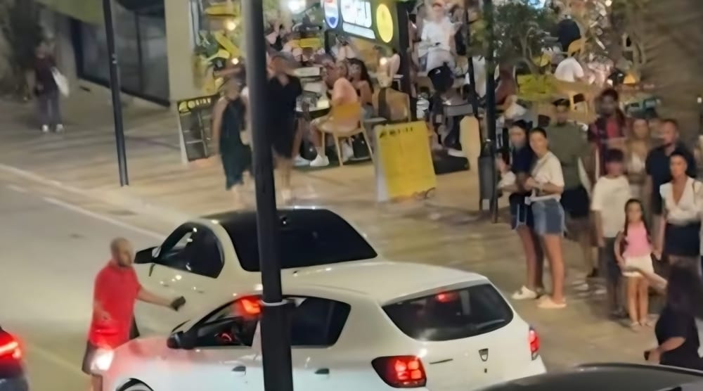 Përplasja e automjeteve në Ksamil rrezikon jetën e një turisti