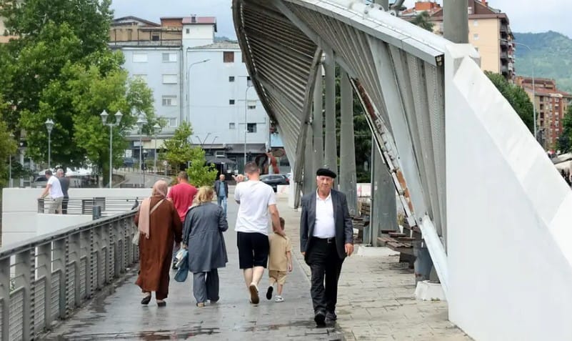 Tërheqja e KFOR-it nga ura në Mitrovicë dhe situata në veri