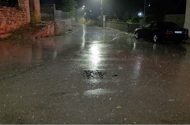 Stuhi me breshër dhe shiu të fortë në juglindjen e Shqipërisë