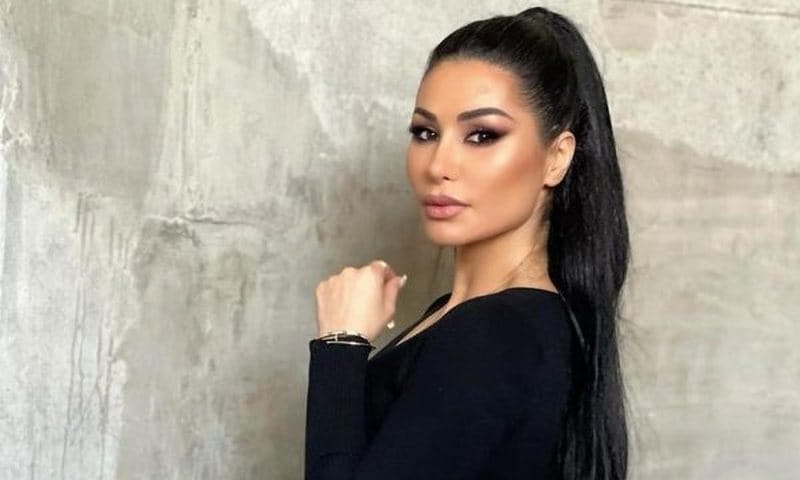 Soni Malaj mahnit me fustanin e verdhë dhe mesazhin për ndjekësit