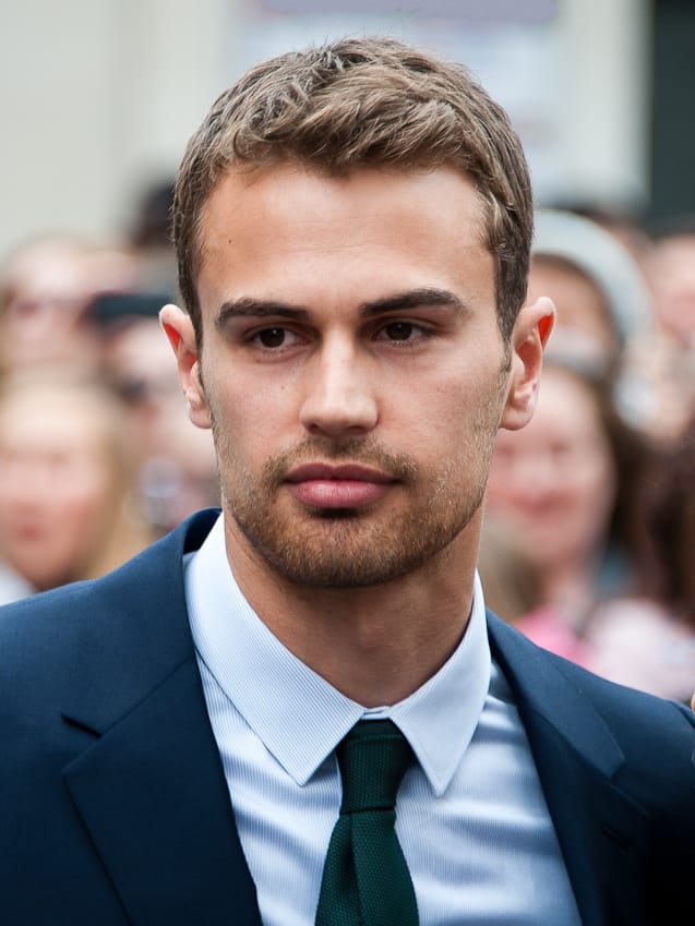 Theo James tërhiqet nga gara për James Bond