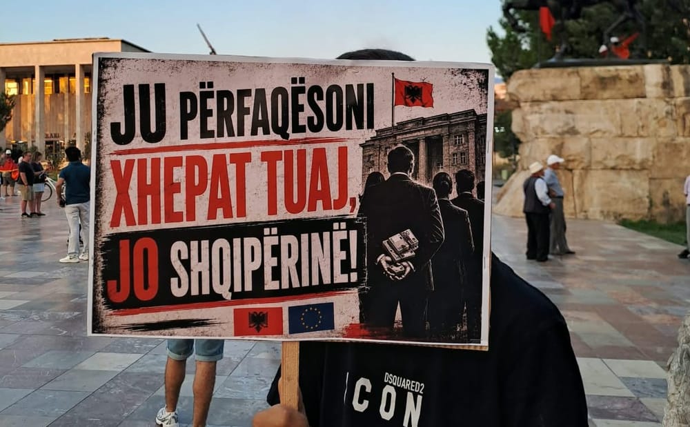 Protesta kundër qeverisë arrin në ditën e 74-t me mesazhe të forta në pankarta