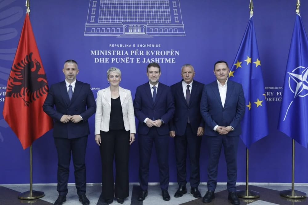 Hoxha pret drejtuesit e Luginës së Preshevës, të drejtat e shqiptarëve prioritet diplom…