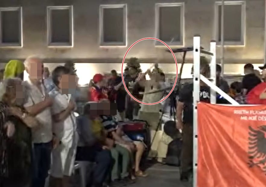 Incident në protestën e 86-të: burri godet gruan me shkop