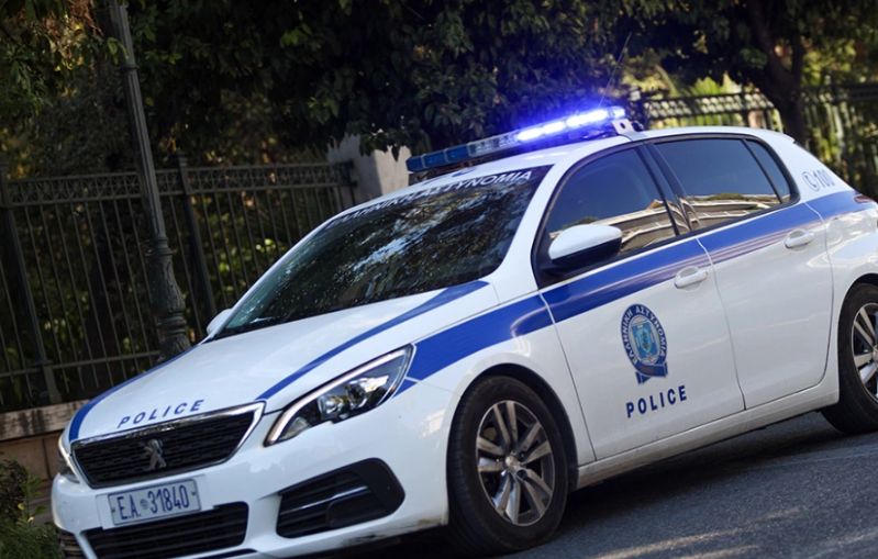 Policia greke arreston psikologun që furnizonte klientët me drogë, mes tyre edhe një kë…