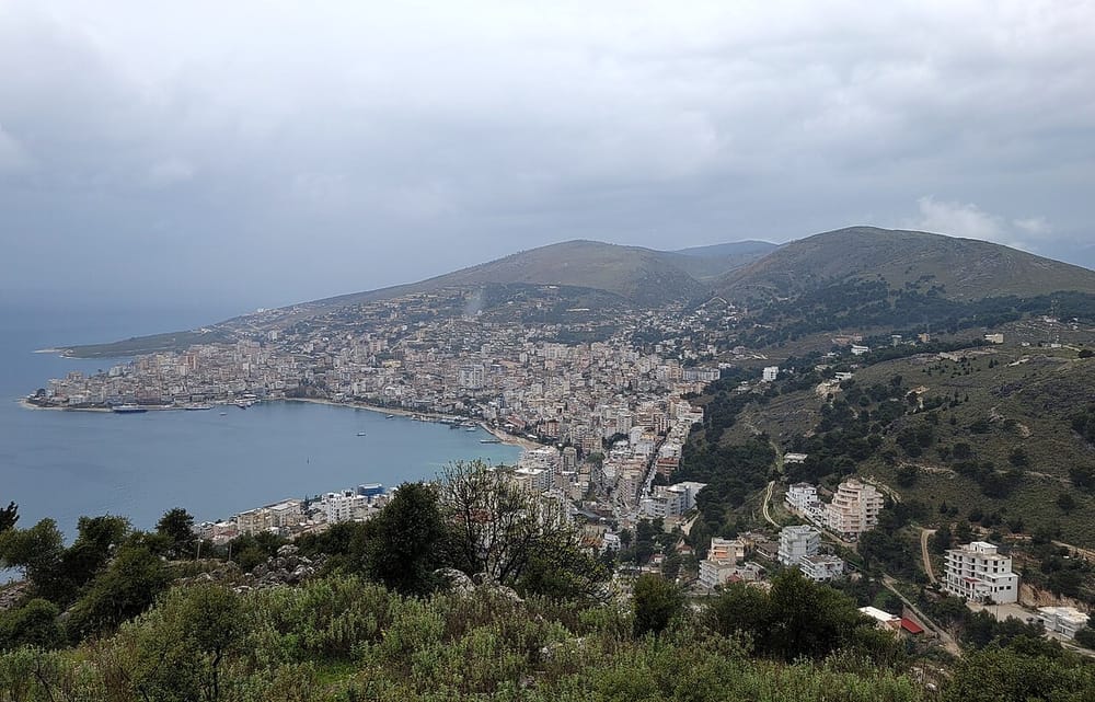 Aksident zinxhir në Sarandë, gjashtë automjete përfshihen në përplasje