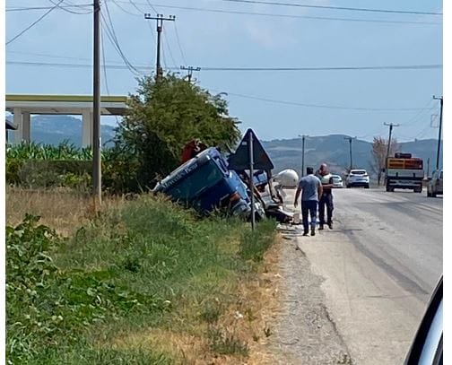 Aksident në aksin Elbasan-Peqin mes kamionçinës dhe autobusit