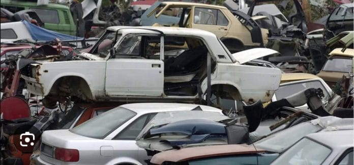 Automjete të shkatërruara për skrap në ankand
