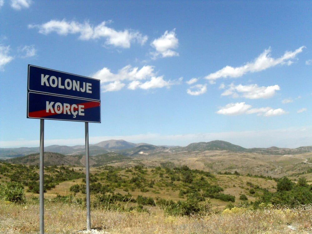 Audi bie në nënkalimin e Kolonjës — shoferi shpëton me lëndime të lehta