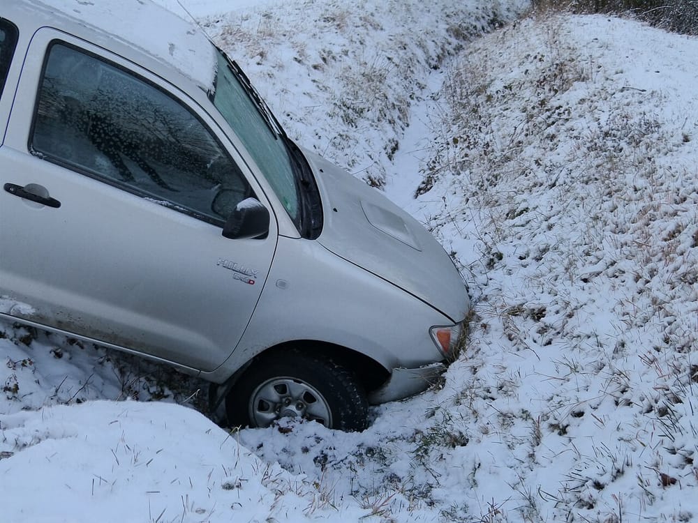 Audi përfundon në nënkalim në Kolonjë — shoferi plagoset lehtë