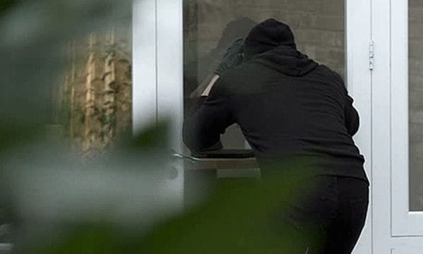 Vjedhje e rëndë në Malishevë, grabiten para, stoli ari dhe një pistoletë