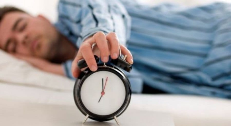 Ekspertët rekomandojnë 7 deri në 9 orë gjumi në fundjavë