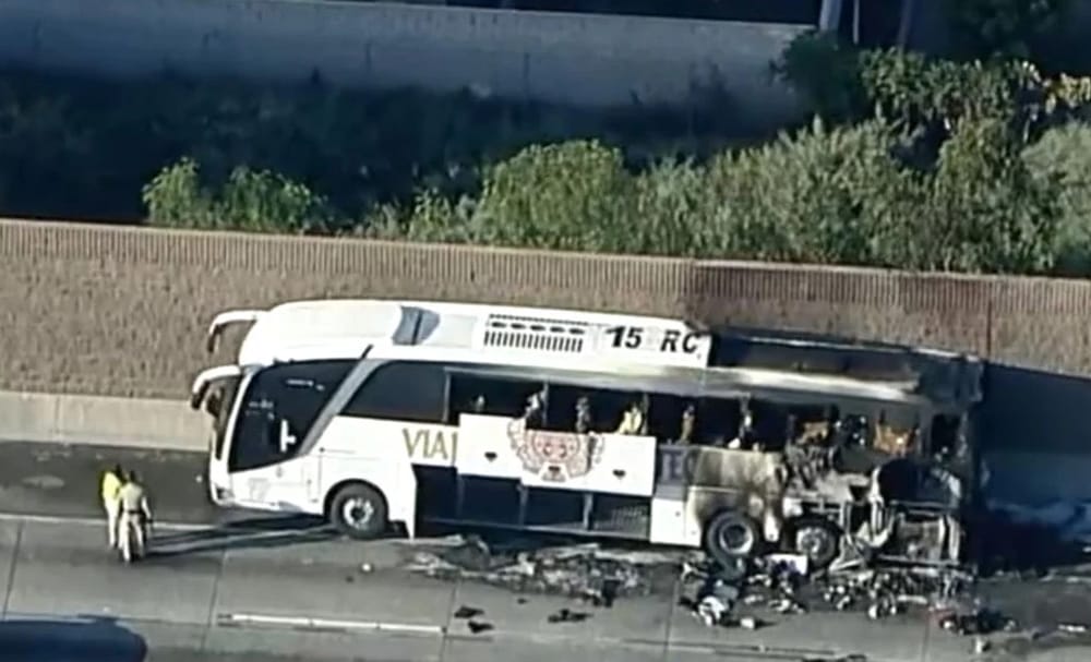 Një i vdekur pas përfshirjes nga flakët të një autobusi turistik në Kaliforni