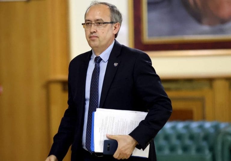 Hoti: Deputetët marrin rroga pa punuar ndërsa institucionet bllokohen
