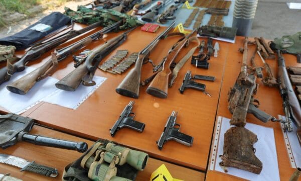Kurti lavdëron Policinë dhe AKI për konfiskimin e 72 armëve në veri