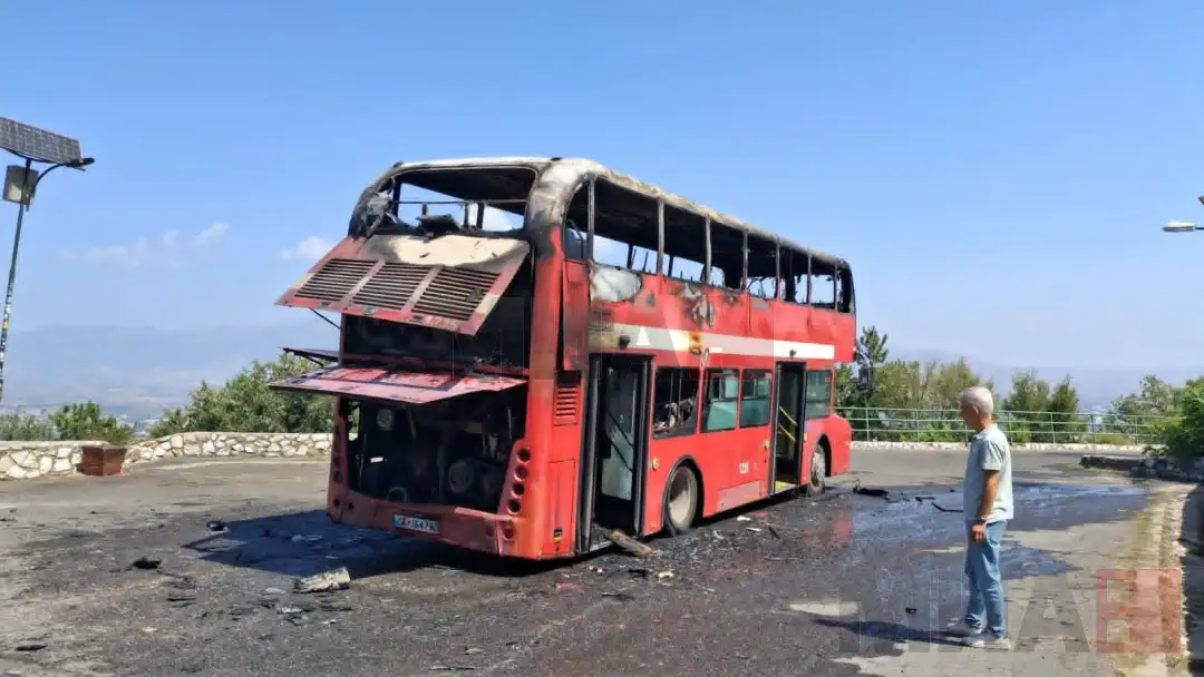 Autobusi dykatësh i linjës 25 në Vodno preket nga zjarri, pa të lënduar