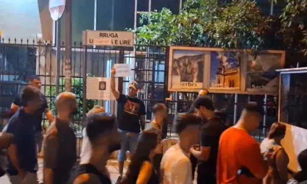 Protestë para ambasadave në Tiranë me thirrje për UÇK
