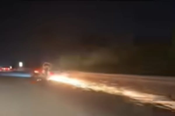 Shofer tërheq rimorkio pa rrotë në autostradën Fier-Lushnjë, policia pa dukur