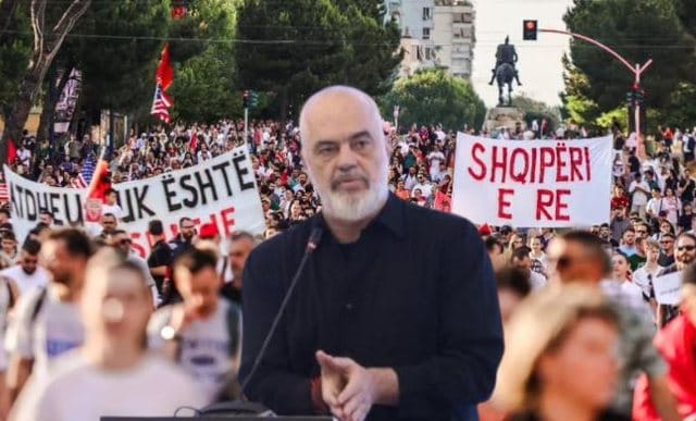 Flamuj të protestojnë në Shqipëri me sloganin “Rama n’burg, Berisha n’burg”