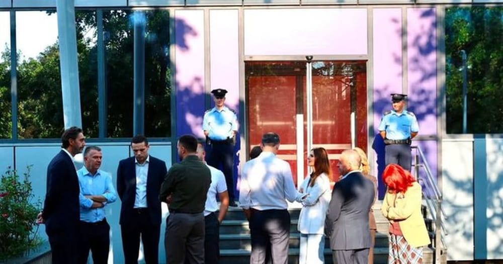 PDK-ja bllokon hyrjen e Kryeministrisë për seancën konstituive