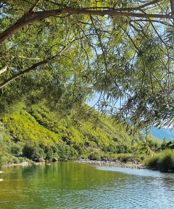 Moti i qëndrueshëm dhe reshje të shkurtra shiu në zona malore