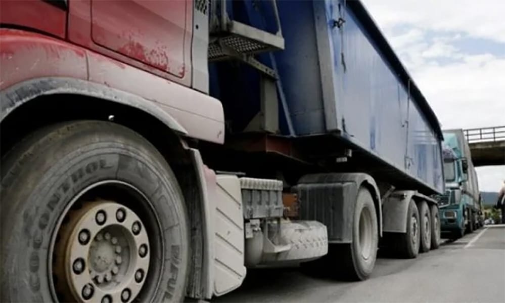 Kufizohet të mërkurën qarkullimi i kamionëve mbi 20 tonë në autostrada
