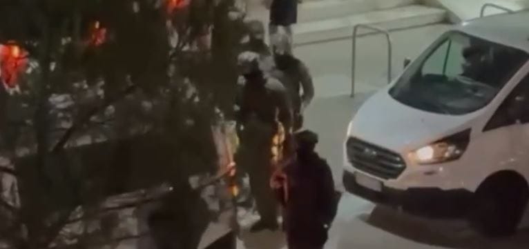 Forca të shumta policore rrethojnë zonën e Lungomarës në Vlorë, kontrollohen banesa