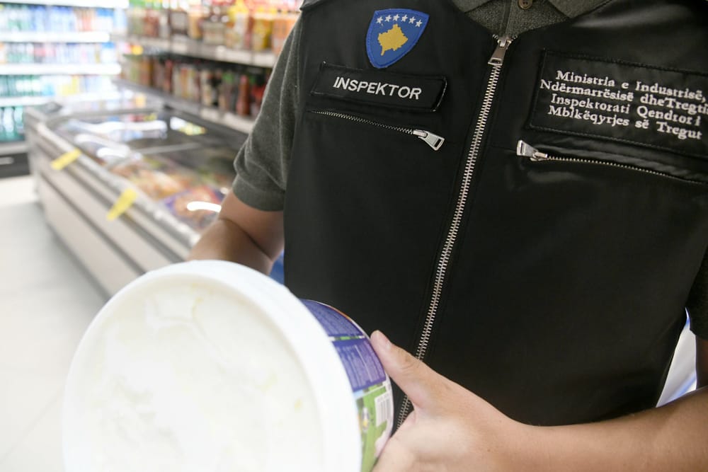 Gjoba për bizneset që mbajnë në treg produktet e ndaluara të qumështit