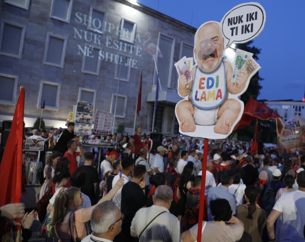 Agjencia e Medias hap thirrje për staf të ri mes protestave