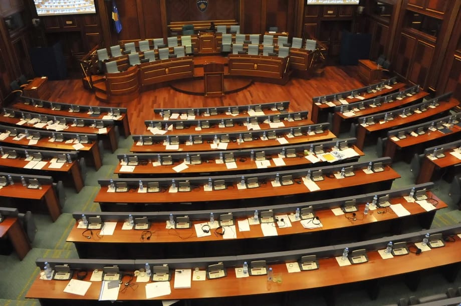 PDK dhe AAK shkojnë në Kuvend dhe kërkojnë vazhdimin e seancës