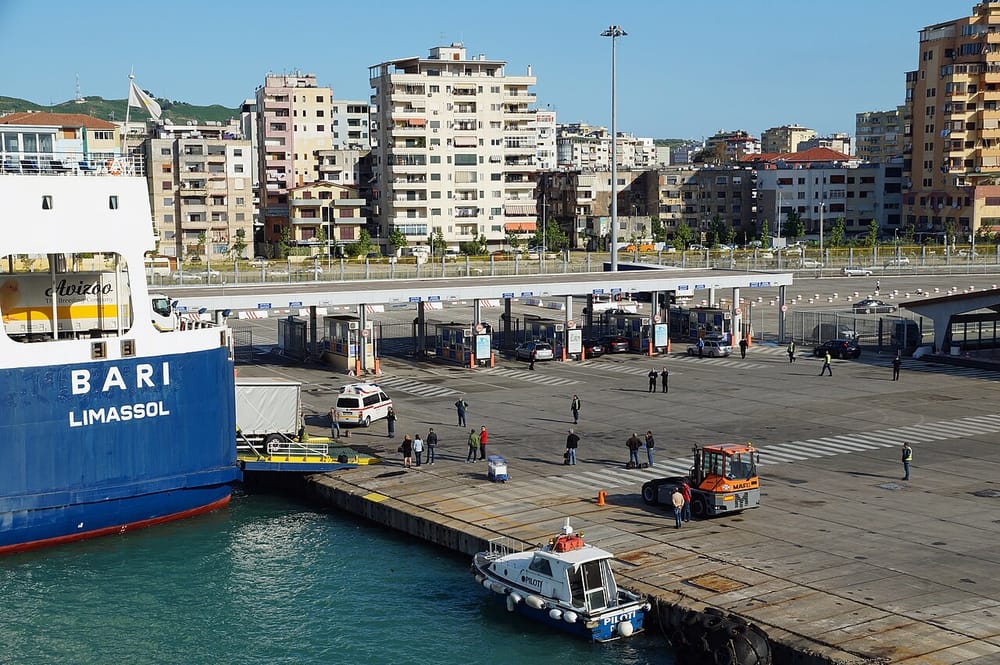 Dogana e Durrësit kap 2 orë Rolex dhe 351 puro në një automjet