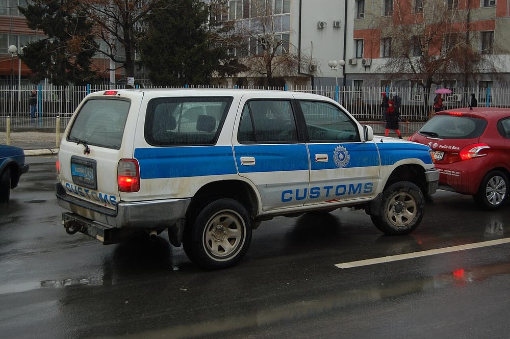 Dogana kap 30 mijë euro në Vërmicë — ishin fshehur në dollap e jastëk