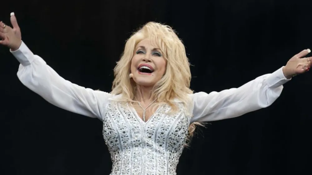 Dolly Parton ka tatuazhe të fshehura për të mbuluar shenjat e plagëve