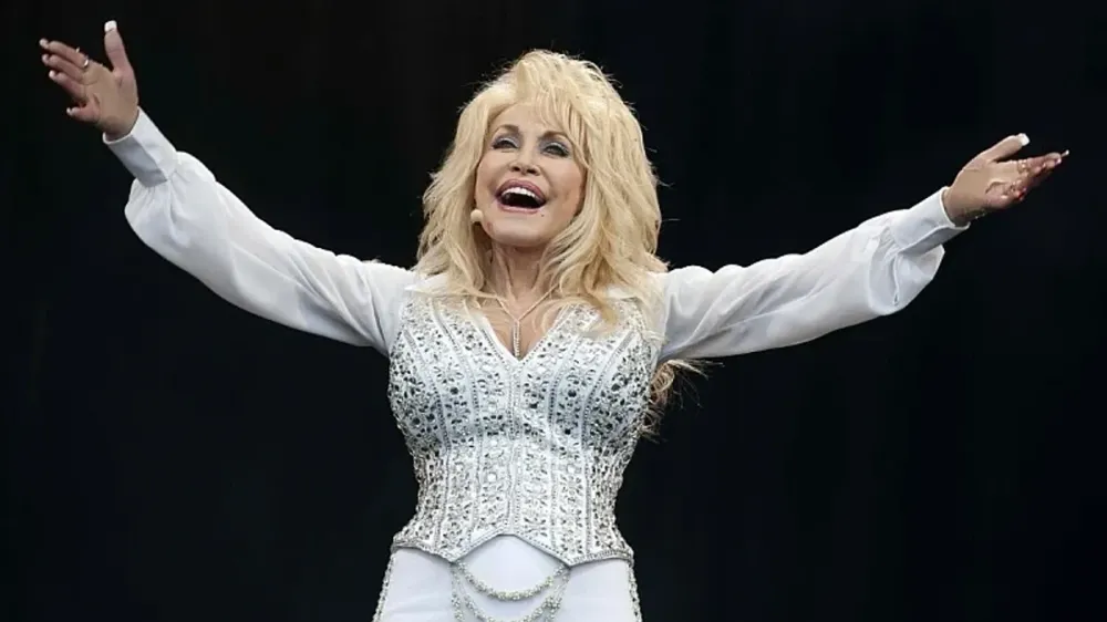 Dolly Parton varroset në fshehtësi pranë bashkëshortit të saj