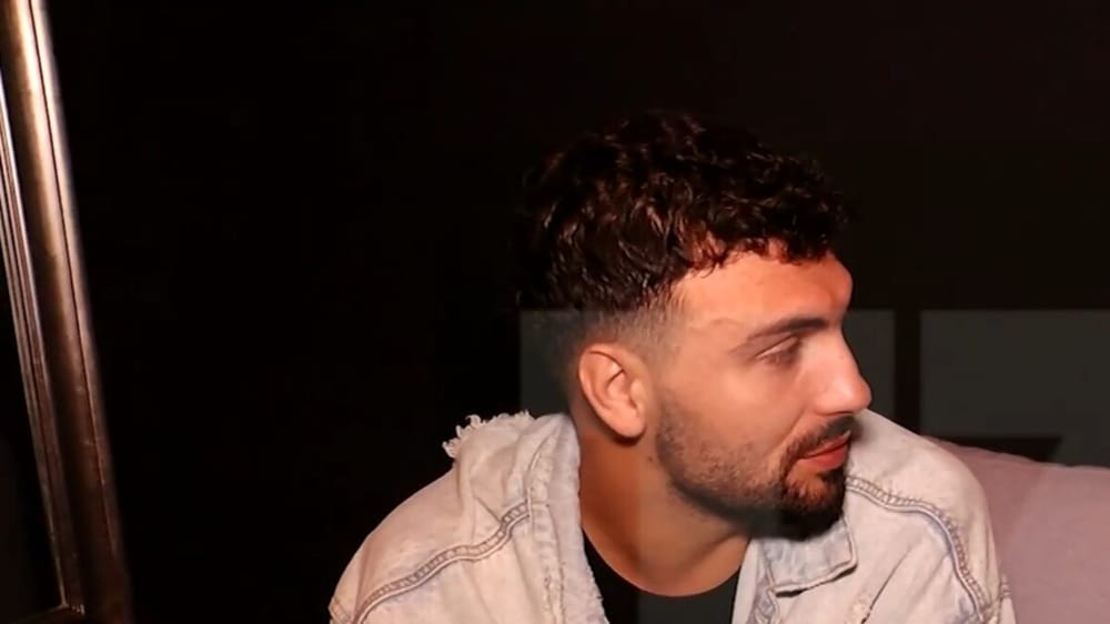 Don Xhoni kërkon falje publike pas incidentit verbal me fansin në Gjakovë