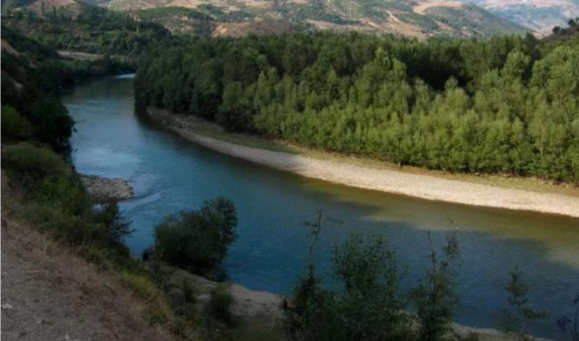 Rrjedha e lumit Drin merr 5 të afërm në Bulqizë, zhduket 7-vjeçarja
