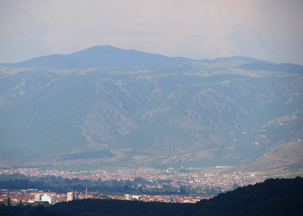 Dy gra sulmojnë punëtoren dhe dëmtojnë një lokal në Gostivar