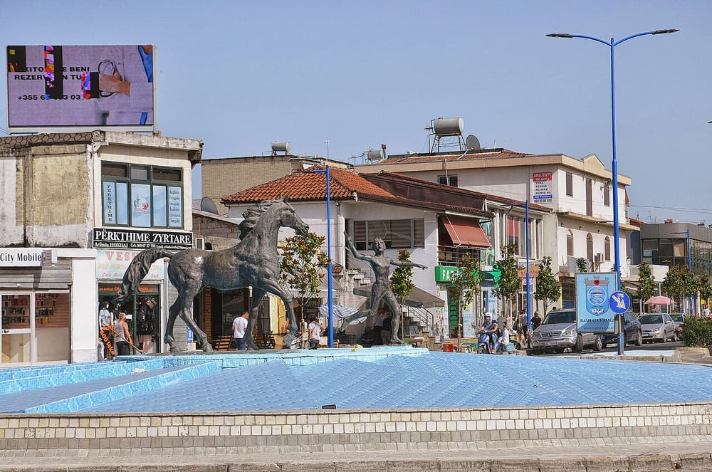 Dy persona grabitin argjendarinë në Kamëz