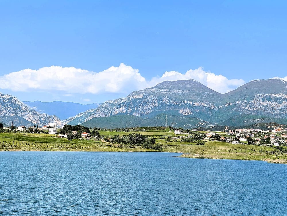 Dy të maskuar grabisin sende floriri me vlerë 1.5 milionë lekë në Paskuqan