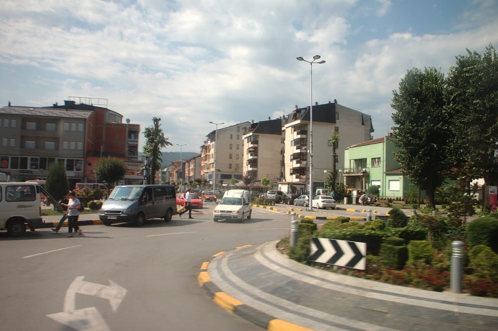 Dy të rinj sulmohen në Gostivar nga tre persona të panjohur