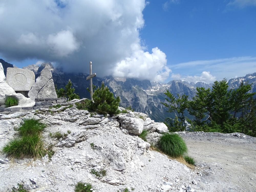 Monumenti i Edith Durhamit në rrugën nga Shkodra për në Theth