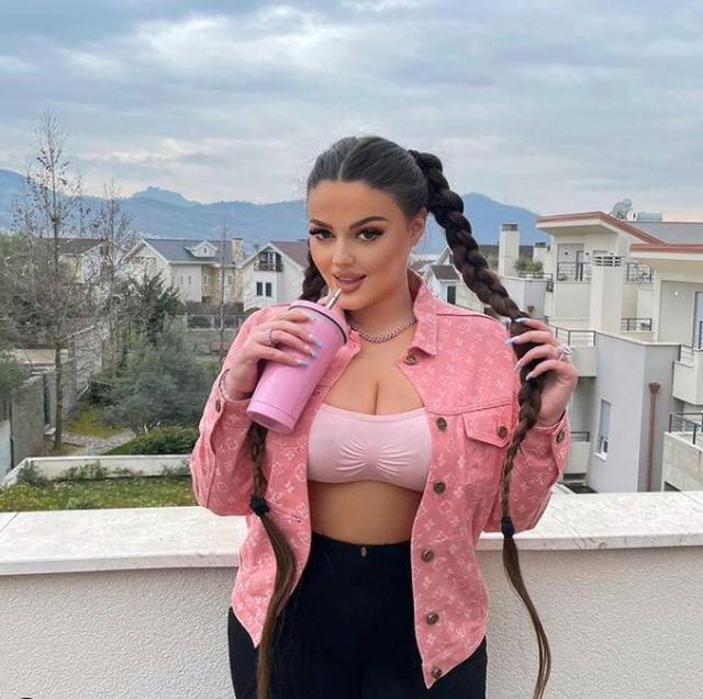 Enca Haxhia shijon pushimet verore me fotot me bikini