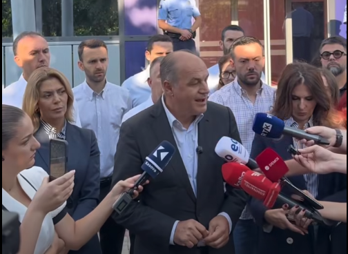 Enver Hoxhaj i kërkon Albin Kurtit të lirojë zyrën e kryeministrit