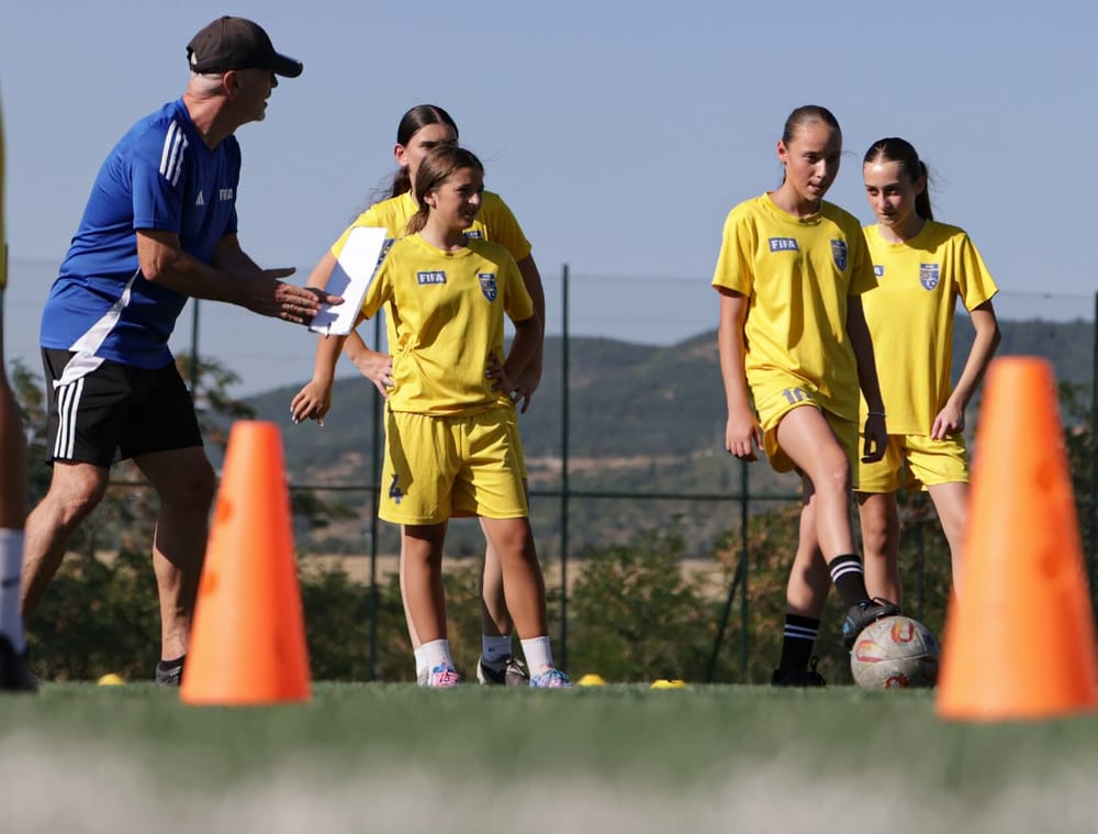 Akademia e FIFA-s nis punën me 19 vajza të talentuara në Kosovë