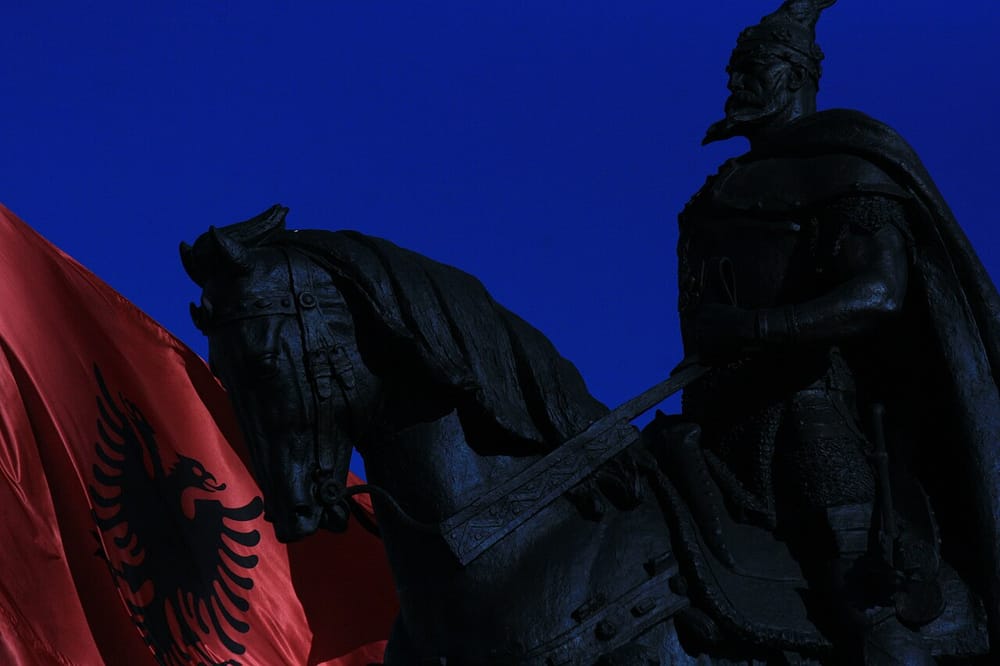 Gjergj Luca përjetëson Viktor Zhustin me statujë dylli